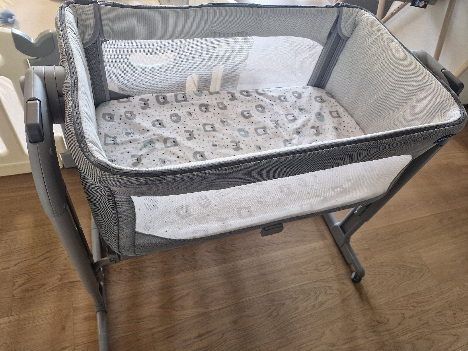 Letti: Chicco Next2Me Magic Side Sleeping Crib - Grey - VGC – Usato da Zürich venduto da zhe_qh78 2