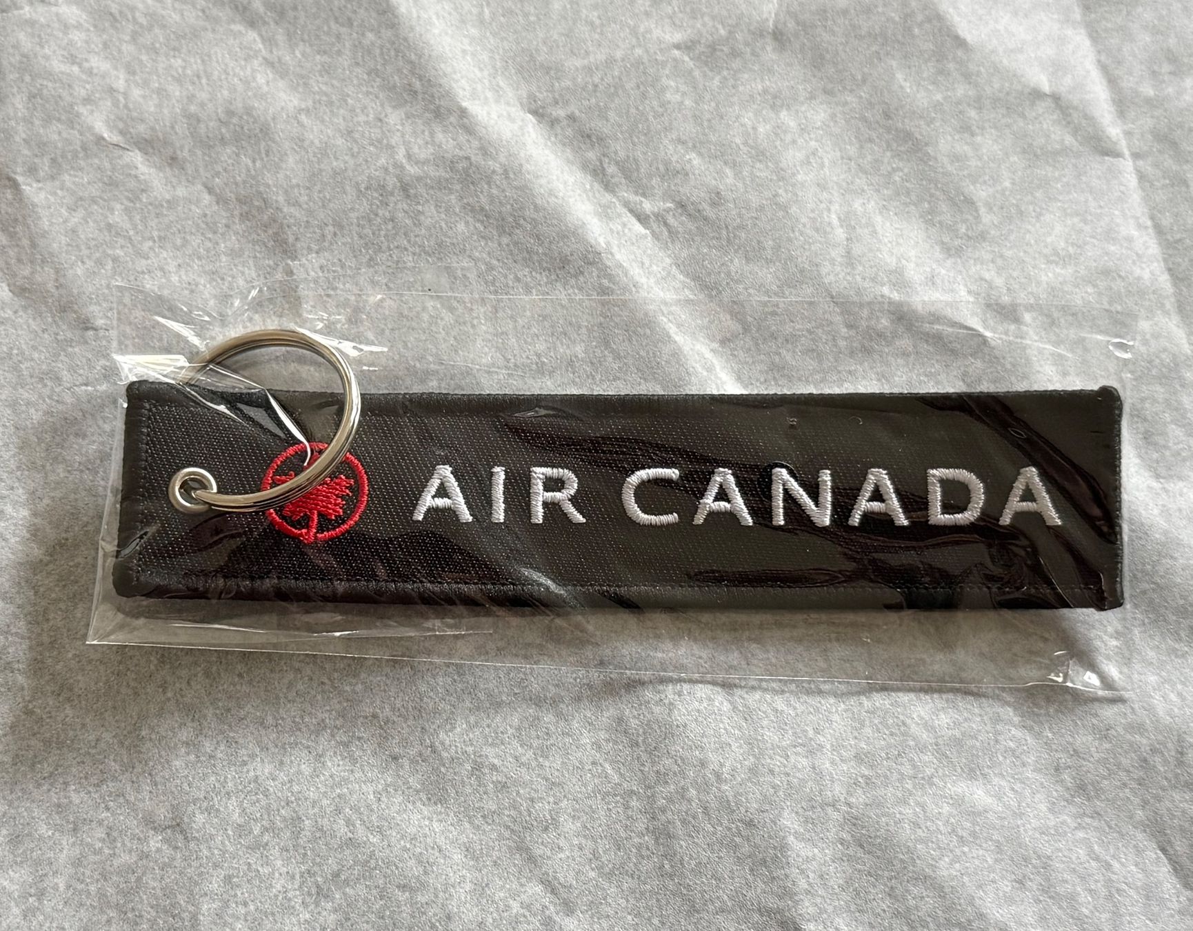 Portachiavi: Porte-clés "Remove before flight" - Air Canada - Noir/blanc – Nuovo (secondo la descrizione) da Denges venduto da peumens