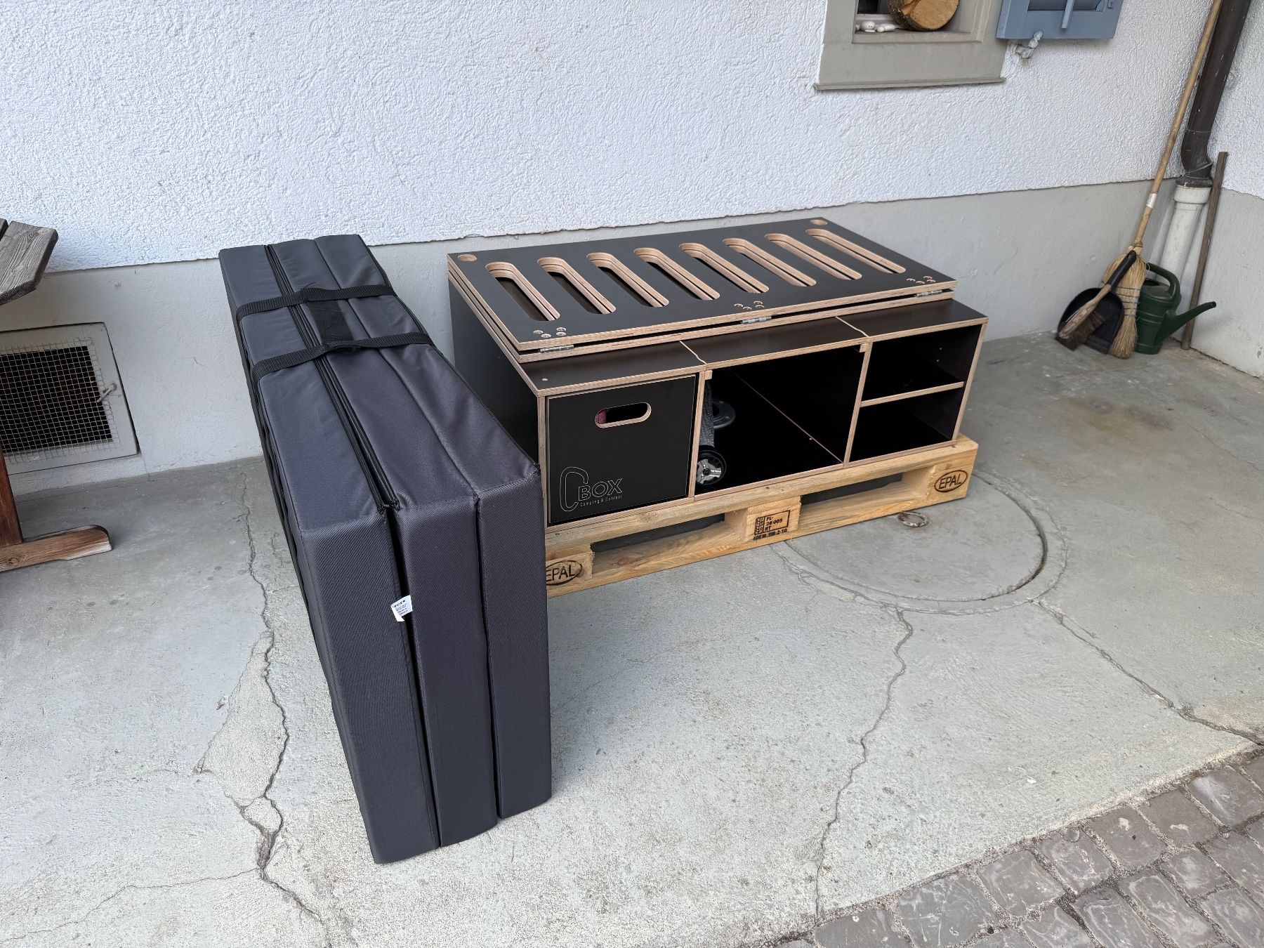 Altri accessori per camping: Camping-Box mit Tischfusssystem, Klappmatratze und Gaskocher – Nuovo (secondo la descrizione) da Winterthur venduto da aykiva 1