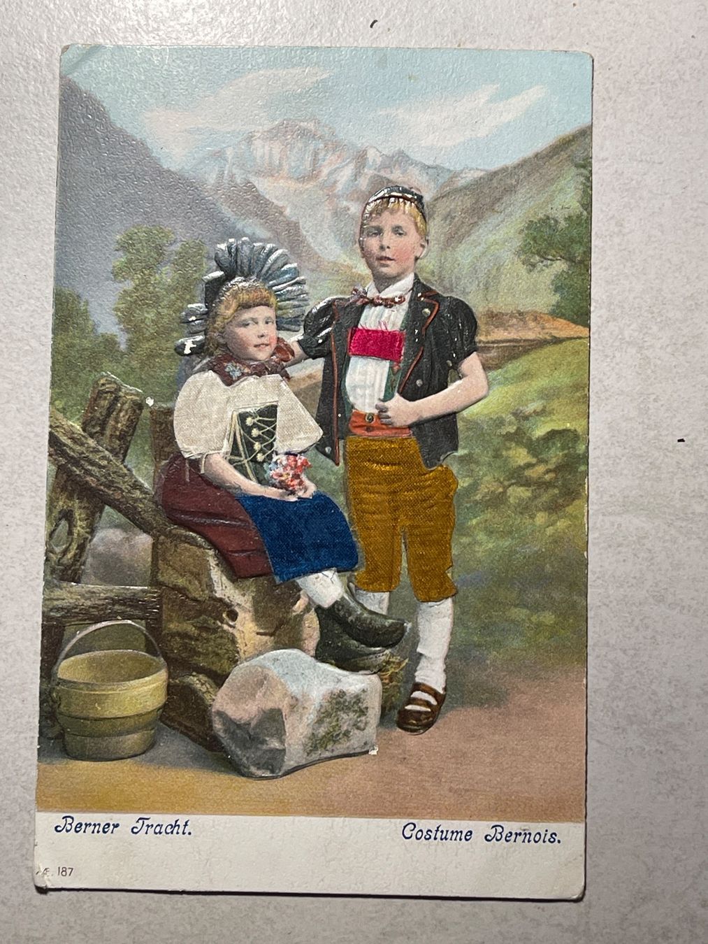 Cartoline postali: Alte Ansichtskarte, Kinder in Berner Tracht, – Usato da Strengelbach venduto da Aschatan5