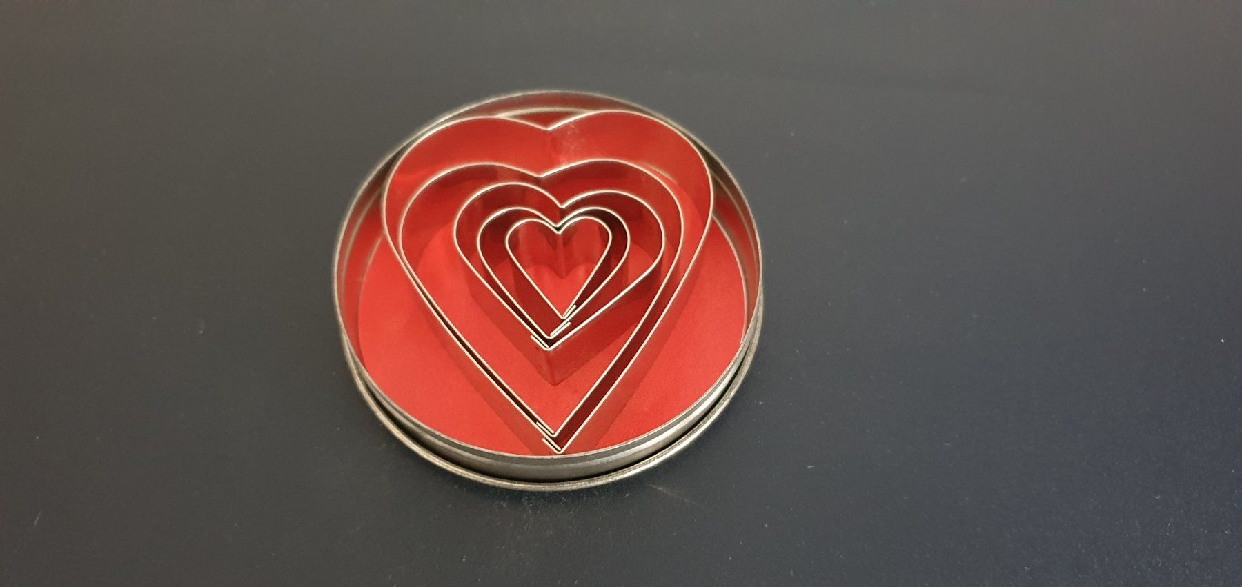 Teglie da forno: 5er Set Ausstechformen Herzen div. Grössen / Liebe – Usato da Eschenbach SG venduto da floeckli444