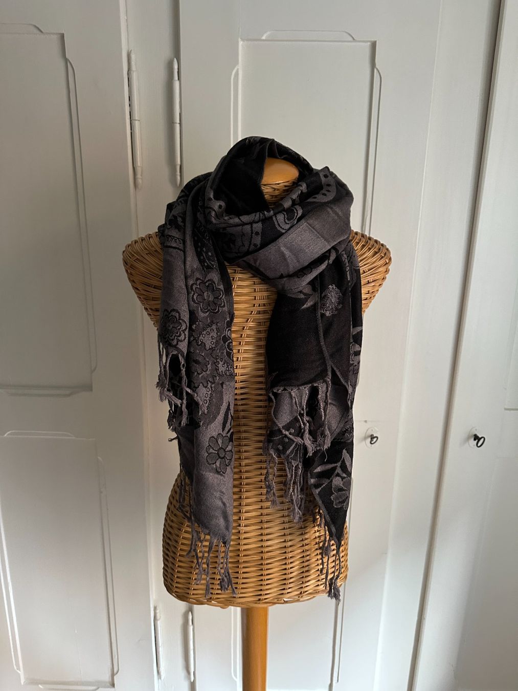 Foulards & écharpes: Kaschmir Schal schwarz-grau gemustert – D'occasion à Zürich par Diazaio