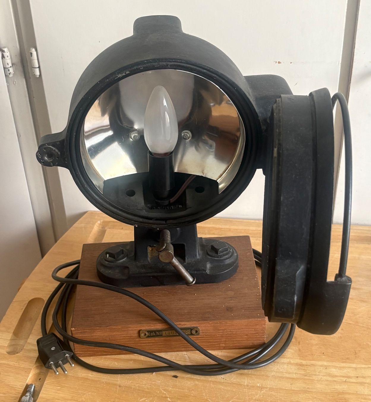 Lampen: Suchscheinwerfer alt, mit Kabel, Holzsockel – Gebraucht aus Frick von Rukki 3