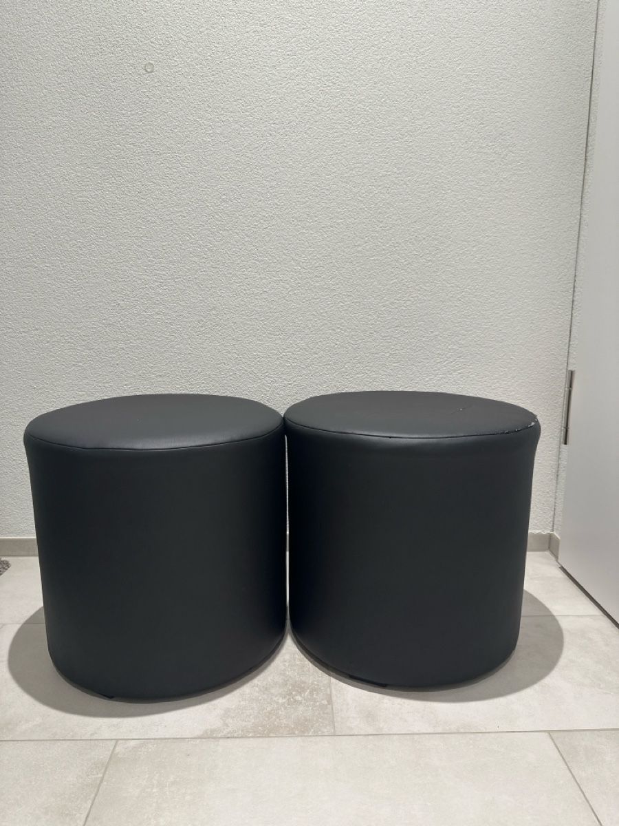 Sgabelli: 2 Hocker aus Kunstleder schwarz – Usato da Zug venduto da Hehe