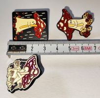 3 Stück: Pin-Set "Pilz mit Geist Motiv" NEU!