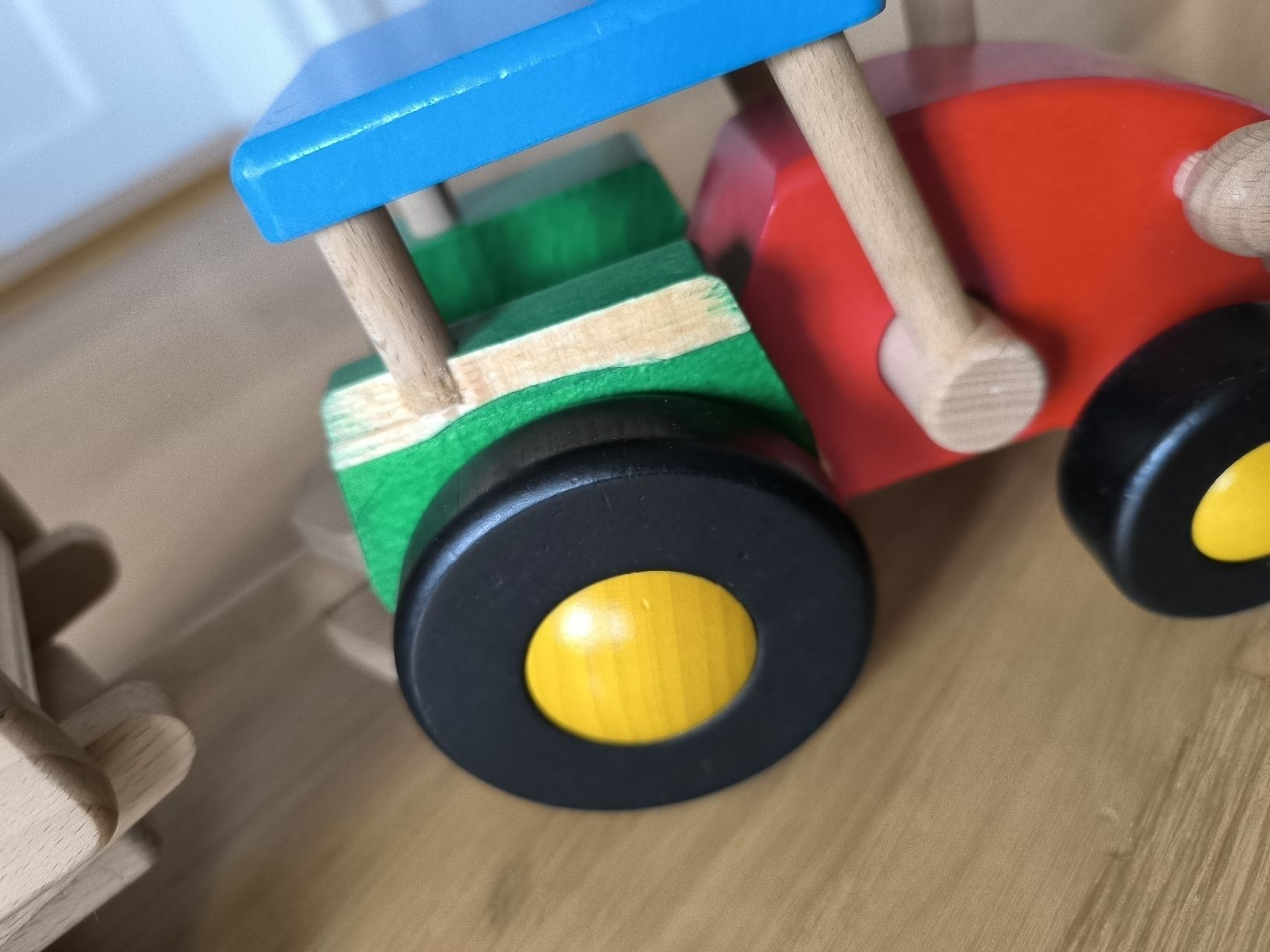 Veicoli per bambini: Holzspielzeug Traktor mit Anhänger – Usato da Madiswil venduto da dom_hn88 1