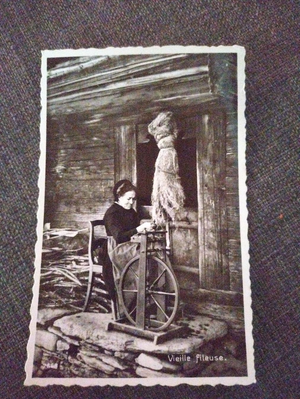 Cartes postales: Carte postale ancienne, Vieille Fileuse, Valais – D'occasion à Farvagny-le-Grand par LaCaverne