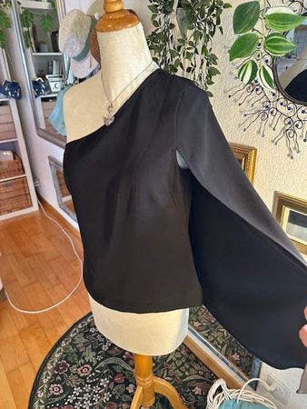 *:• ★Schwarzes One-Shoulder-Top*:• ★ M