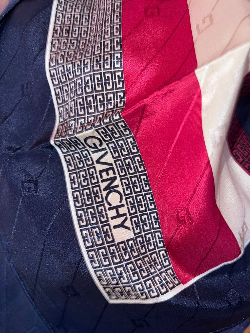 Givenchy Foulard & Sciarpe: GIVENCHY Tuch Satin Optik 75x75 Monogram – Usato da Winterthur venduto da Dejv 1
