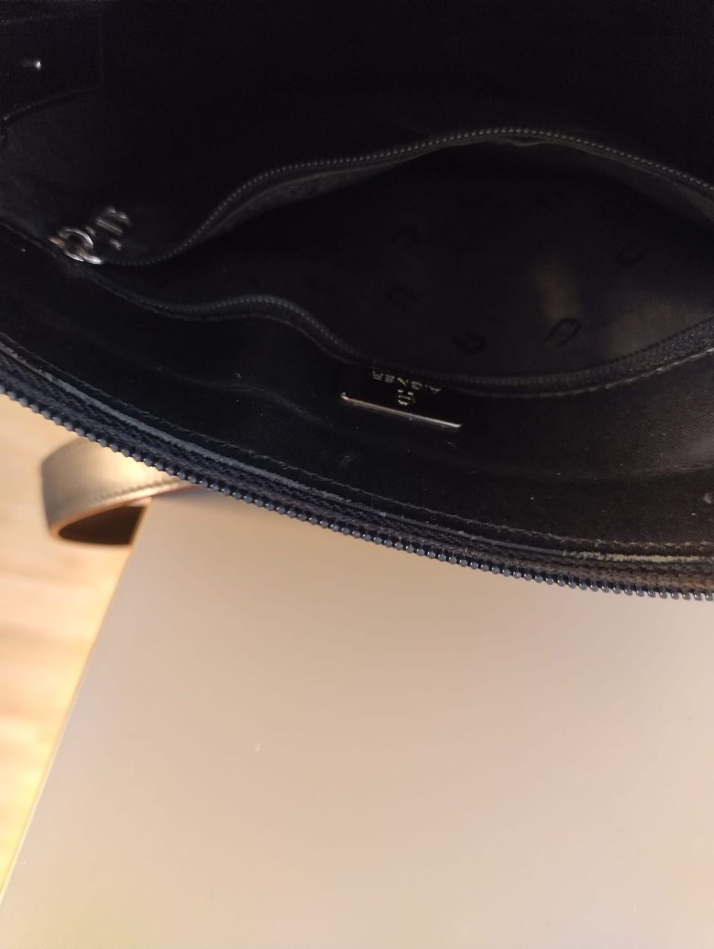 Aigner Borse da donna: Aigner Umhänge Tasche echt Leder. – Usato da Küsnacht ZH venduto da Hans.45 6