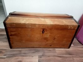 Alte Truhe aus Massivholz