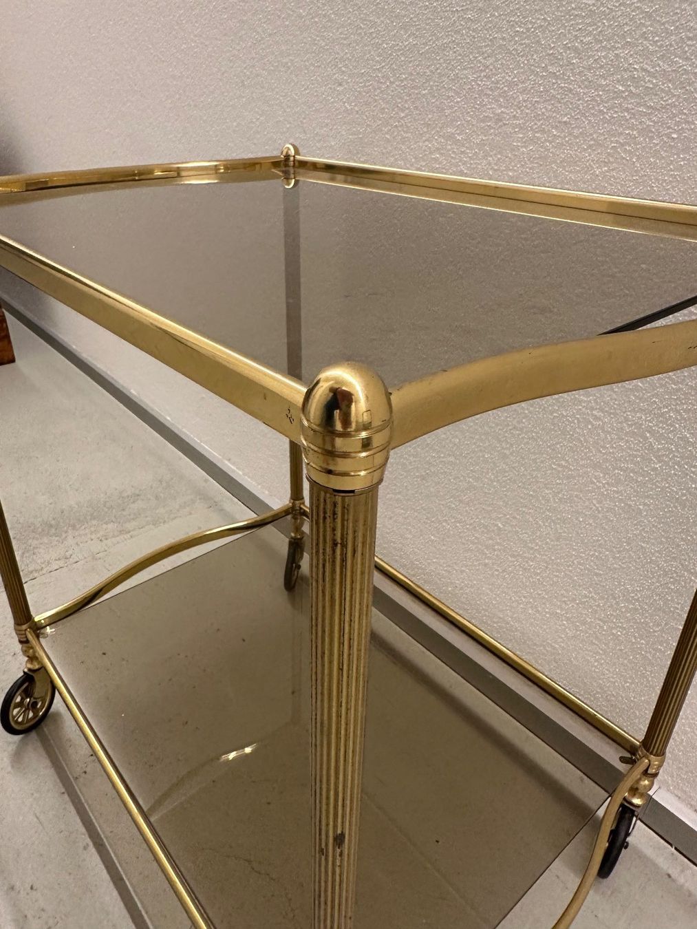 Dessertes: Barwagen Messing Glas Rauchglas Rollen antiker Stil – D'occasion à Männedorf par UrsliUrs 1