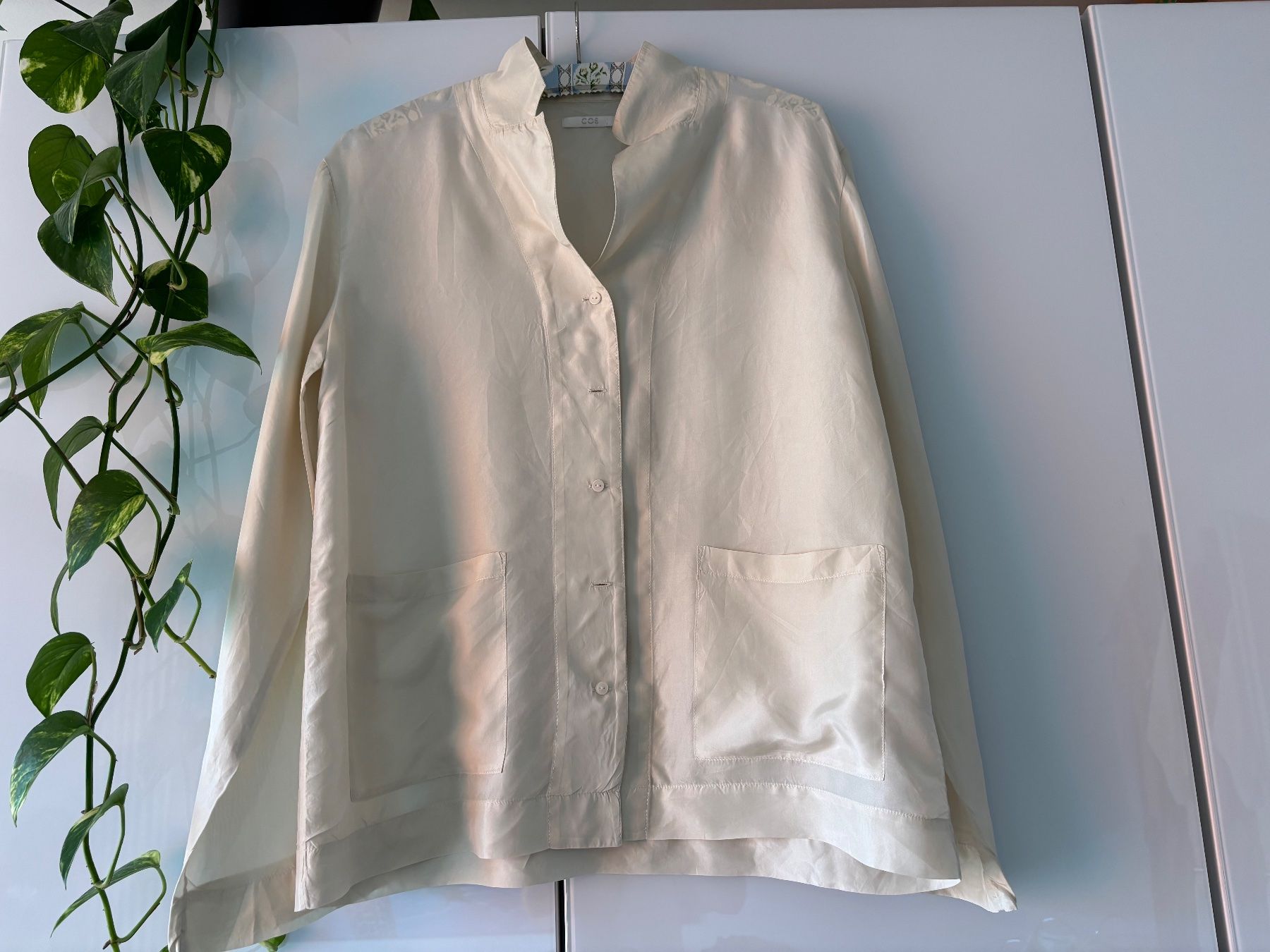Cos Blusen: COS Seidenbluse in off-White Gr. 40 – Gebraucht aus Zürich von missmodernage