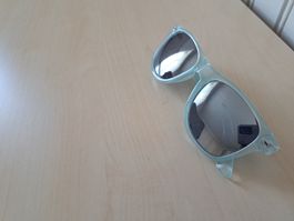 neu: hellblaue Sonnenbrille
