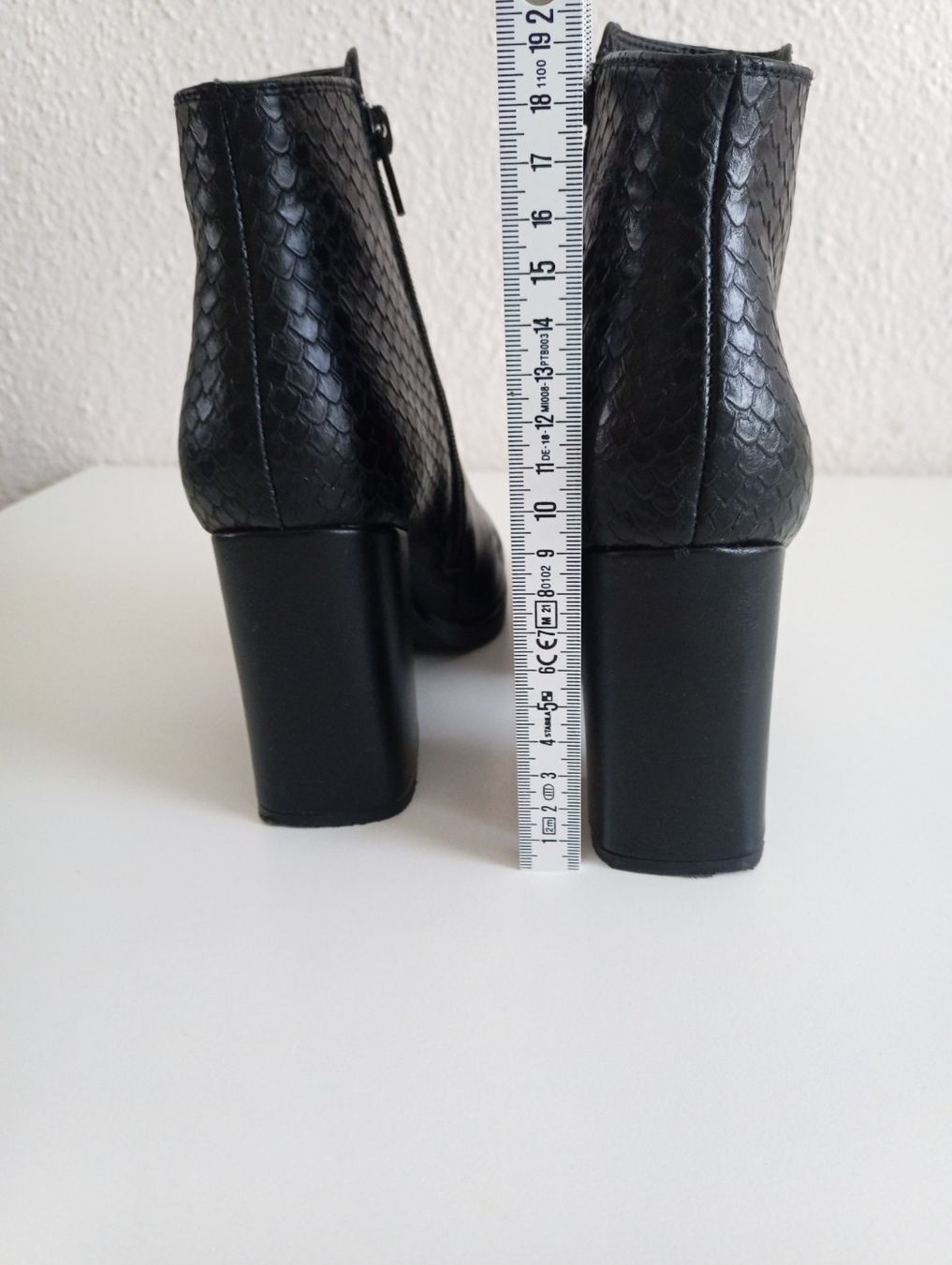 Damenschuhe: Schwarze Stiefeletten Gr. 37 mit Absatz - Herbst-Look! – Gebraucht aus Stäfa von krp54 2