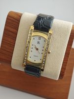 Damenuhr IK Quartz goldfarben mit schwarzem Lederband läuft