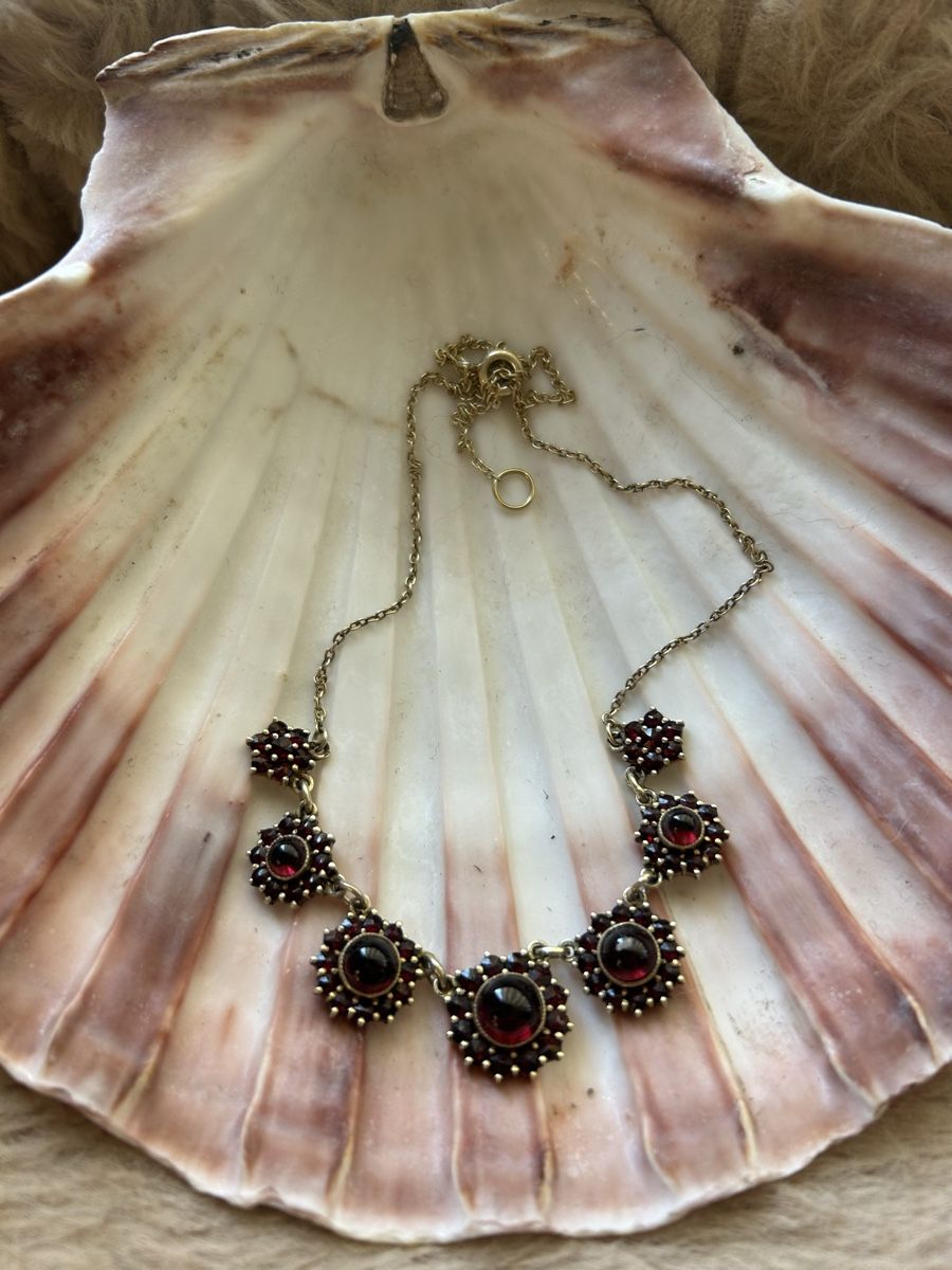Catenine: Vintage Böhmische Granat Halskette  – Usato da Birsfelden venduto da Exclusivity