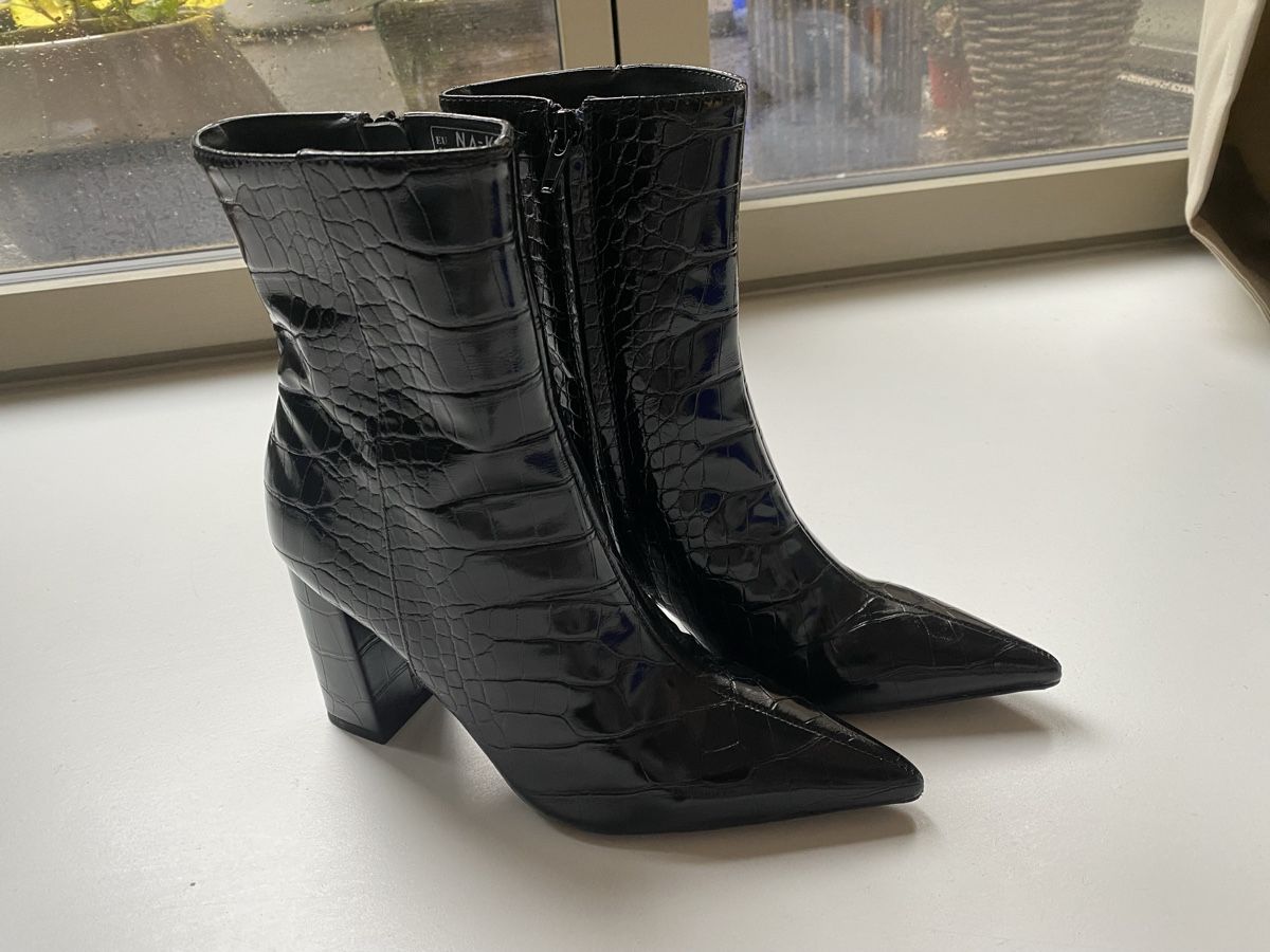 Damenschuhe: Schwarze Kroko-Stiefeletten Gr. 37 – Gebraucht aus Widen von juinl