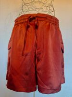 Kurze Hose Satin rot Grösse M neuwertig