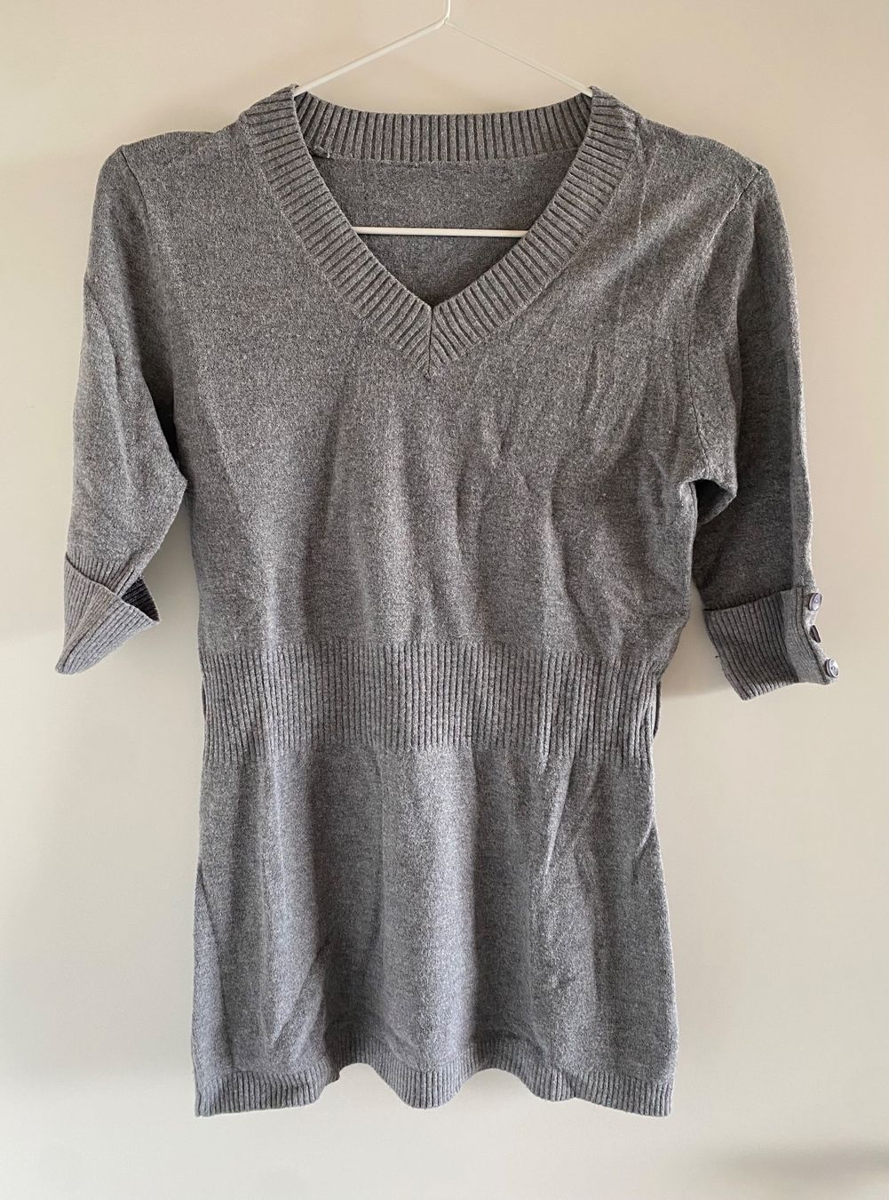 T-shirt: Graues Strickshirt mit V-Ausschnitt – Usato da Oberdiessbach venduto da cor_2nrl