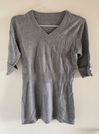 Graues Strickshirt mit V-Ausschnitt