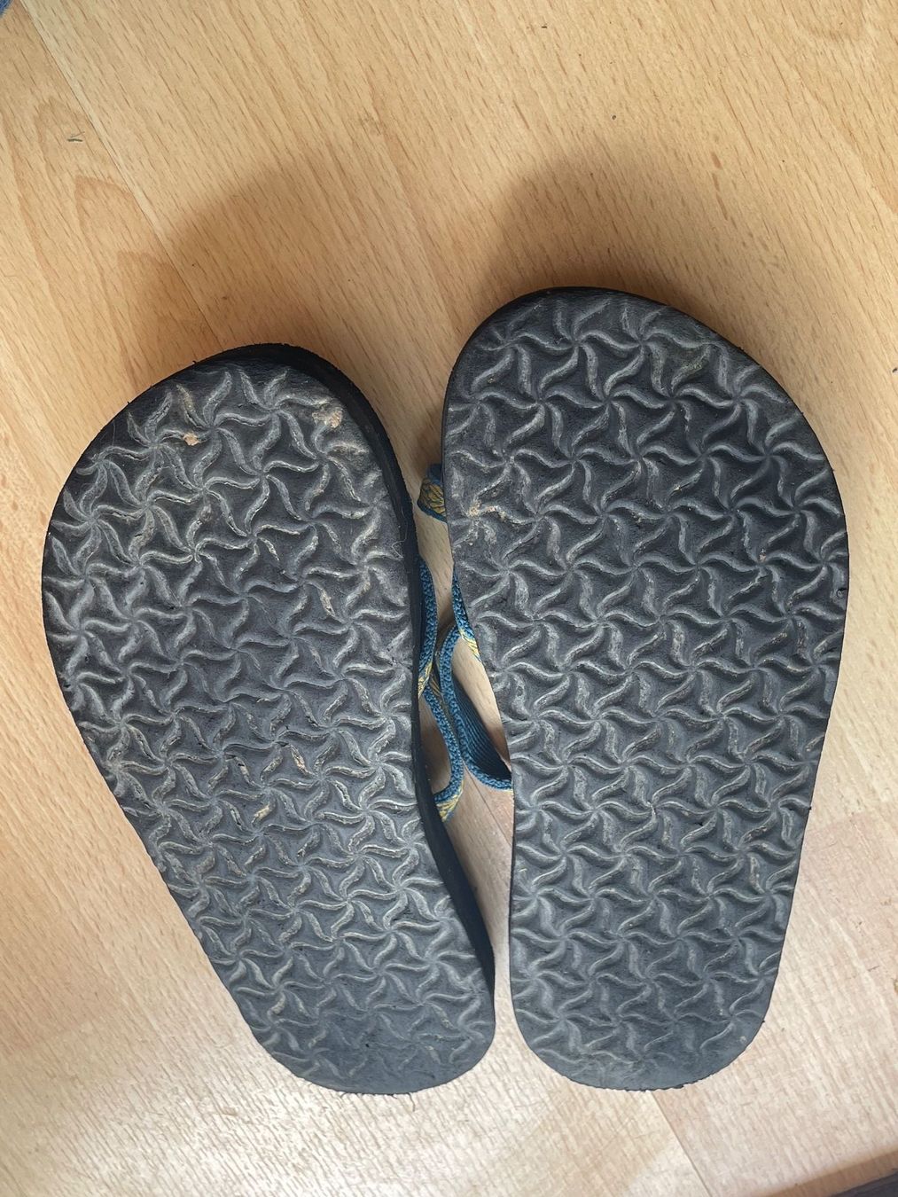 Teva Scarpe per ragazzi: Teva Olowahu Flipflop Gr.31/32 – Usato da Rotkreuz venduto da GerberaSpider08 1