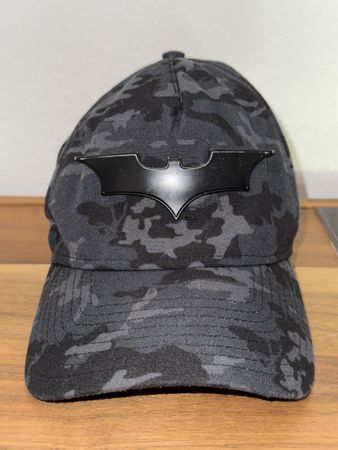 Batman Cap Grau Camouflage - Zeige deine dunkle Seite!