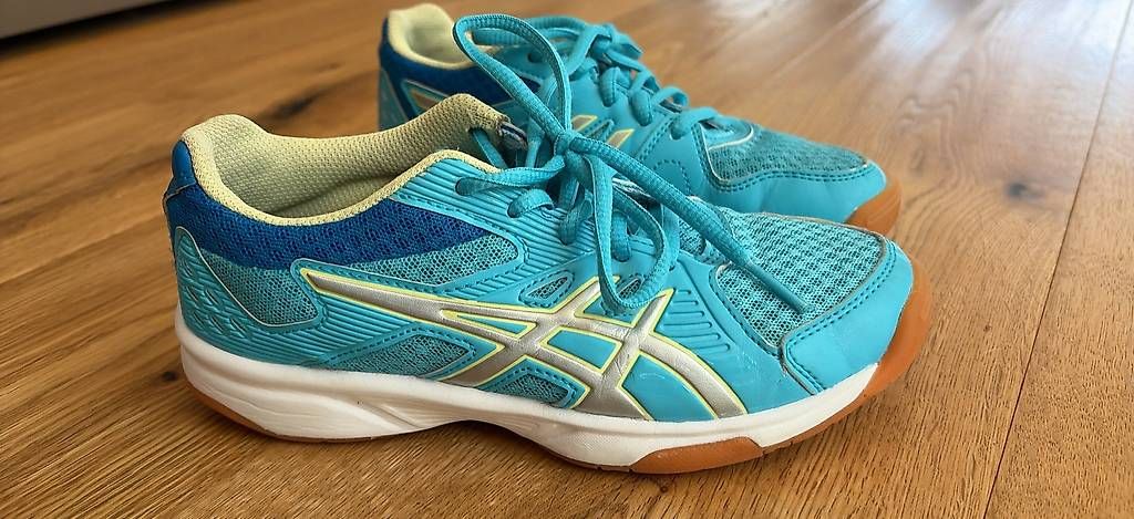 Schuhe für Jungen: Hallenschuhe Gr. 33.5 – Gebraucht aus Oberwil BL von Yara015 1