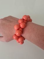 Schönes sommerliches Armband, korallenfarben