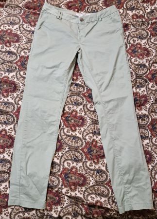 Blassgrüne Chino-Hose