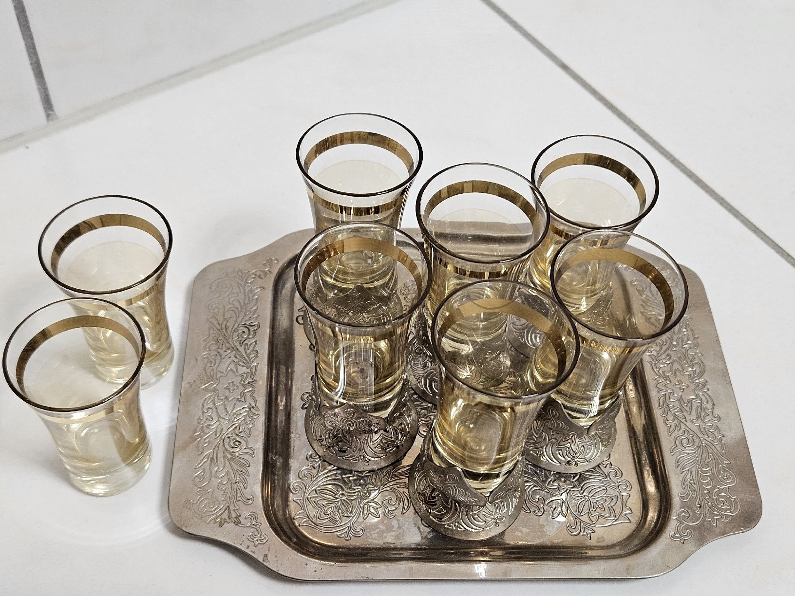 Bicchieri: Schnapsgläser Set 7-teilig mit Tablett silberfarbe – Usato da Schlieren venduto da Bestleo 7
