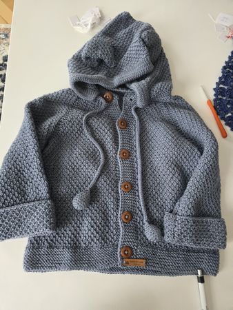 kartopu bambou bébé bleu tricoté main avec capuche Tai.2ans