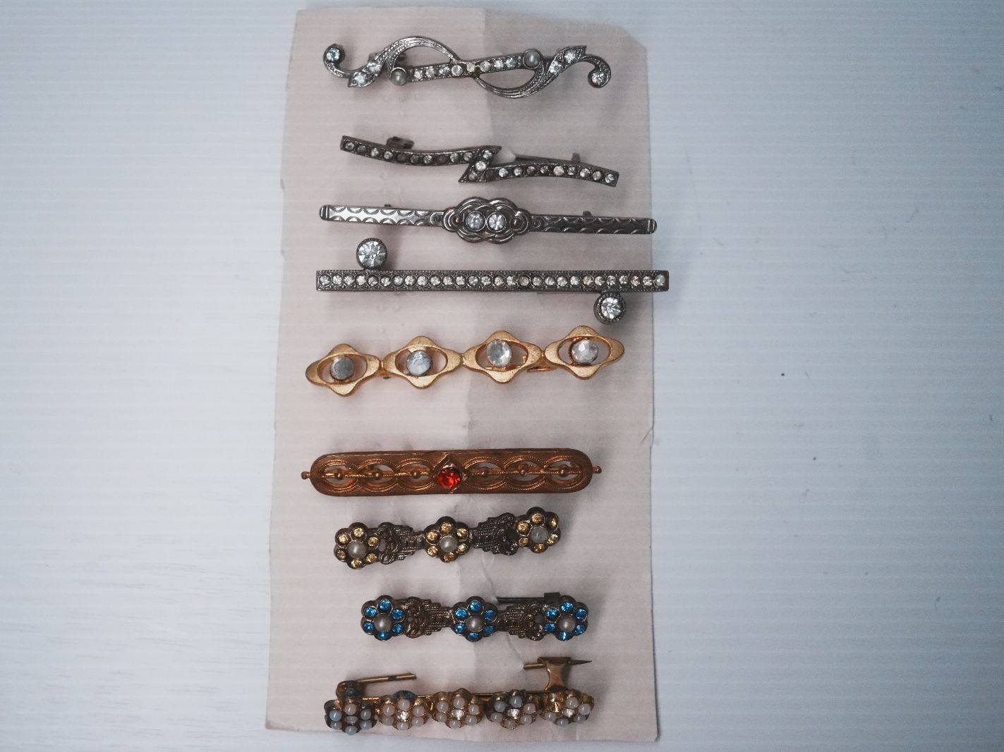 Gablonzer Spille & Fermagli: 9 antike Stabbroschen Strass Perlen Konvolut Brosche ca. 4-5 – Usato da Volketswil venduto da HeredisAntiques