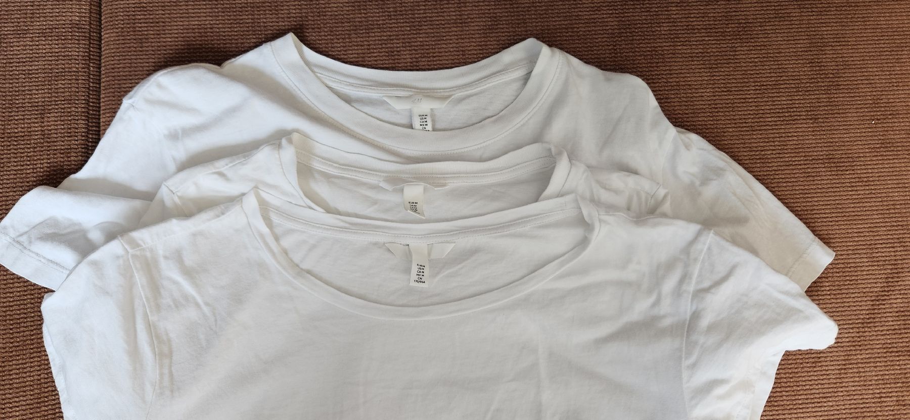 H&M T-Shirts: H&M Basic T-Shirt 3 Stück – Gebraucht aus Rombach von ThriftBetter