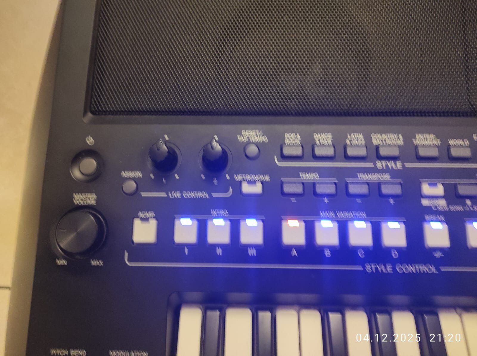 Yamaha Strumenti musicali: Keyboard Yamaha PSR-SX600 – Usato da Emmenbruecke venduto da Ifs 2