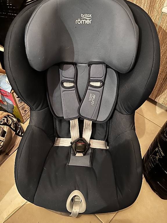 Britax Römer Seggiolini per auto: Siège Römer King bleu nuit avec housse dété – Usato da Sottens venduto da mimi_78