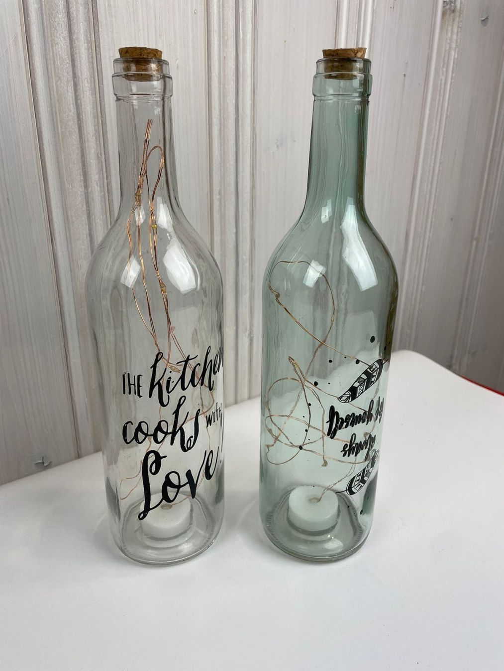Tutte le decorazioni: 2x Deko-Glas Flaschen mit LED Lichterkette im Glas – Nuovo e nell'imballaggio originale da Wängi venduto da LiqKojote