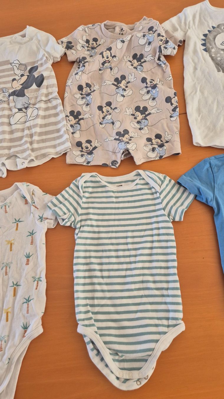 Lotti & Set di vestiti: Lot de 8 bodys manches courtes, taille 98 – Usato da Goumoens-la-Ville venduto da cfaIII 3