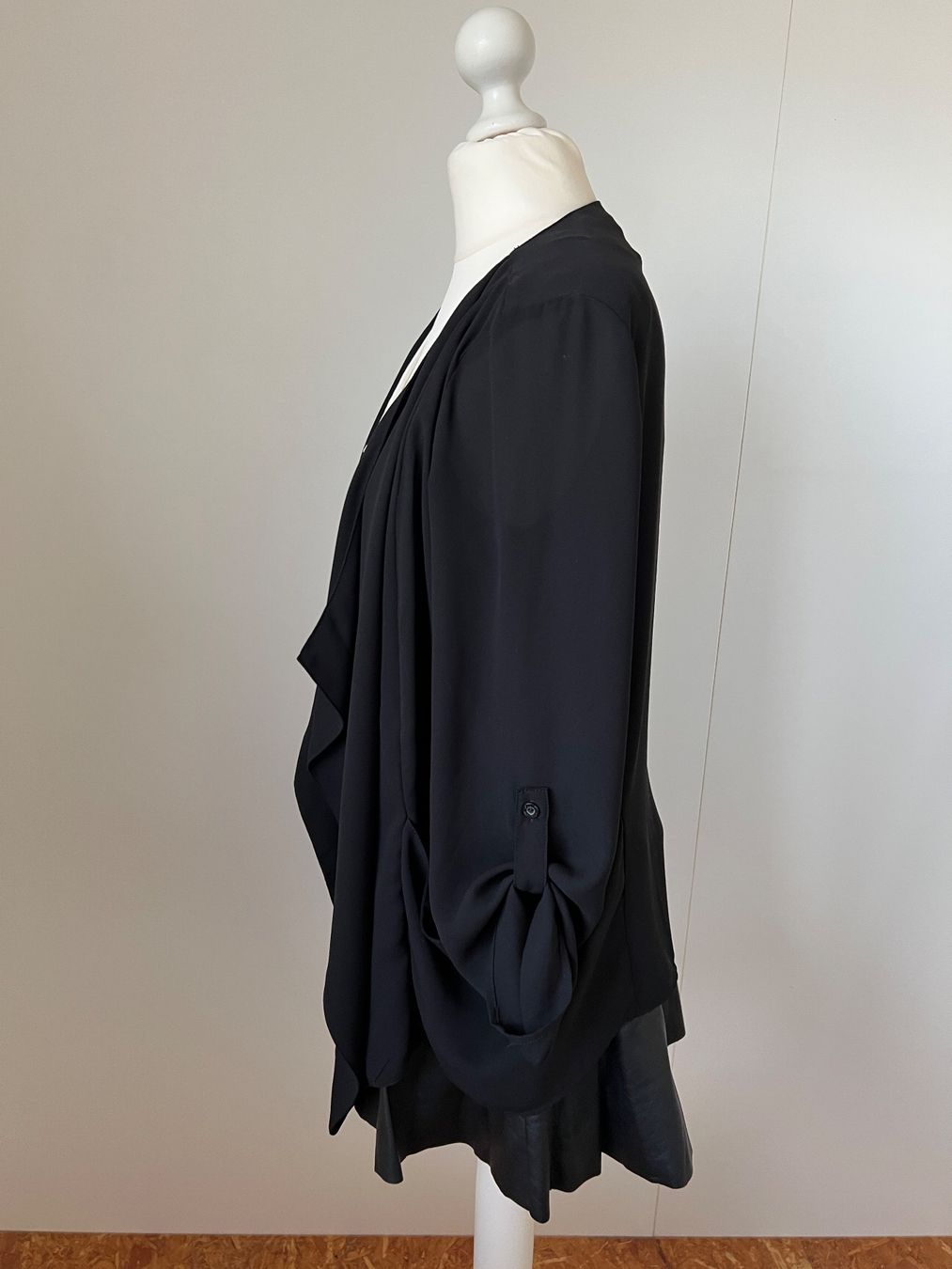 Only Giacche: Only - Blazer dünn fliessend - 34 - schwarz – Usato da Büetigen venduto da Jabo 2