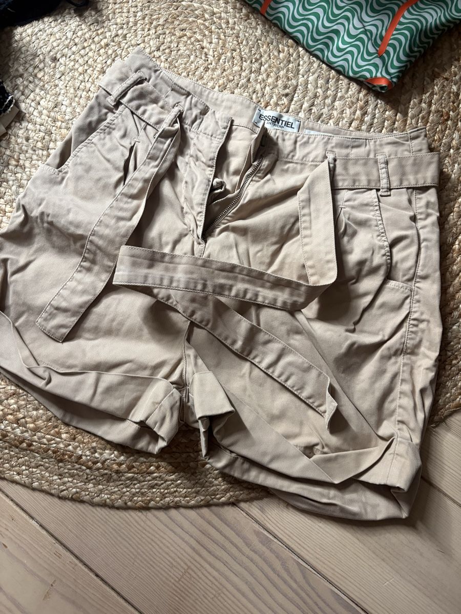 Pantaloni: Essentiel Antwerp Shorts beige 36-38 – Usato da Zürich venduto da chloe26