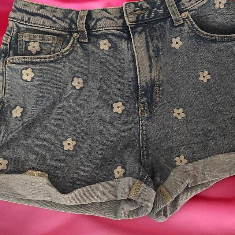 C&A Pantaloni: Blumige Hotpants Grösse 38 – Usato da Bern venduto da shiggyy