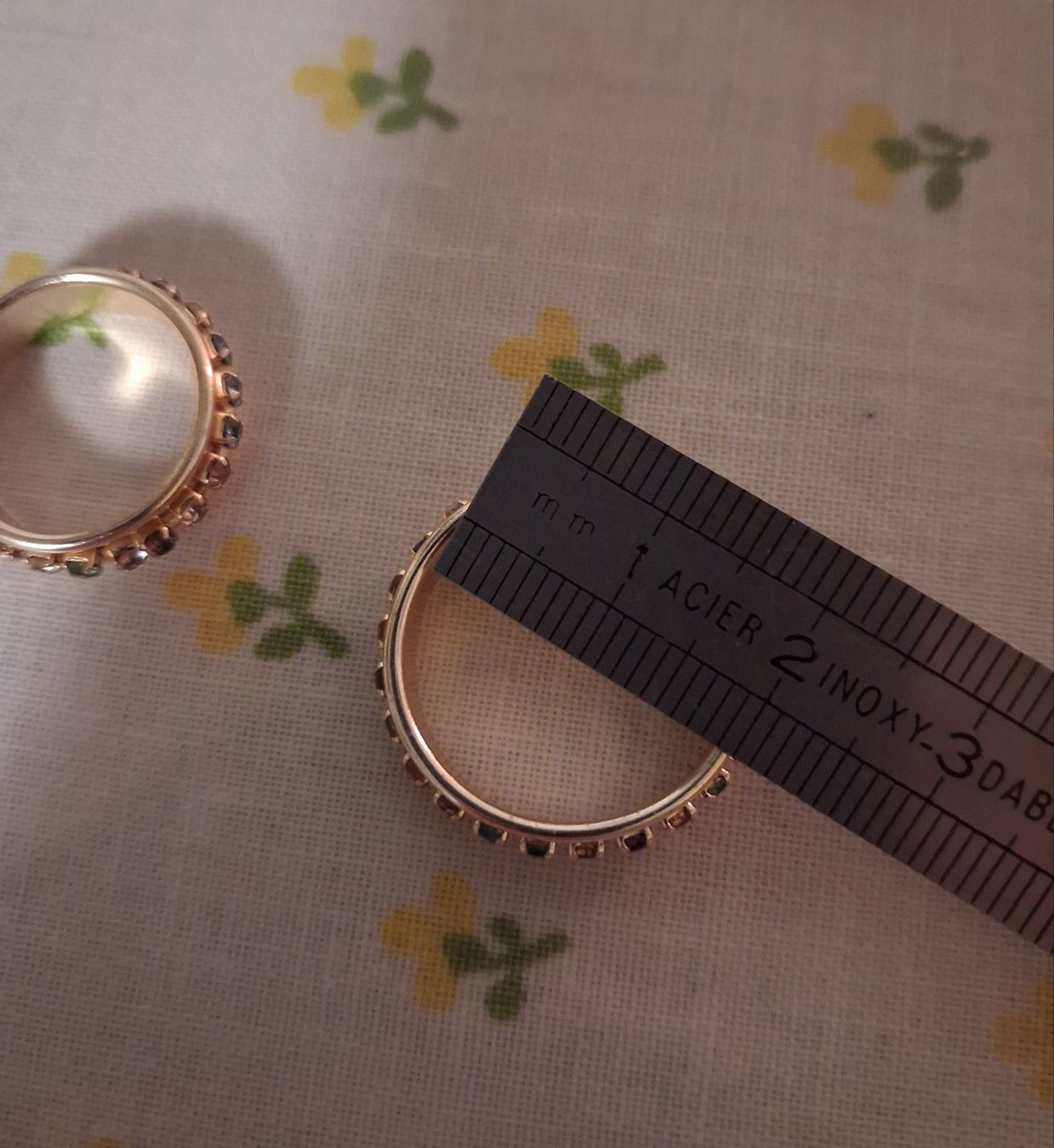 Anelli: 2 bunte Ringe, Modeschmuck, Goldfarben, NEU! – Nuovo e nell'imballaggio originale da Wald ZH venduto da e8e 8