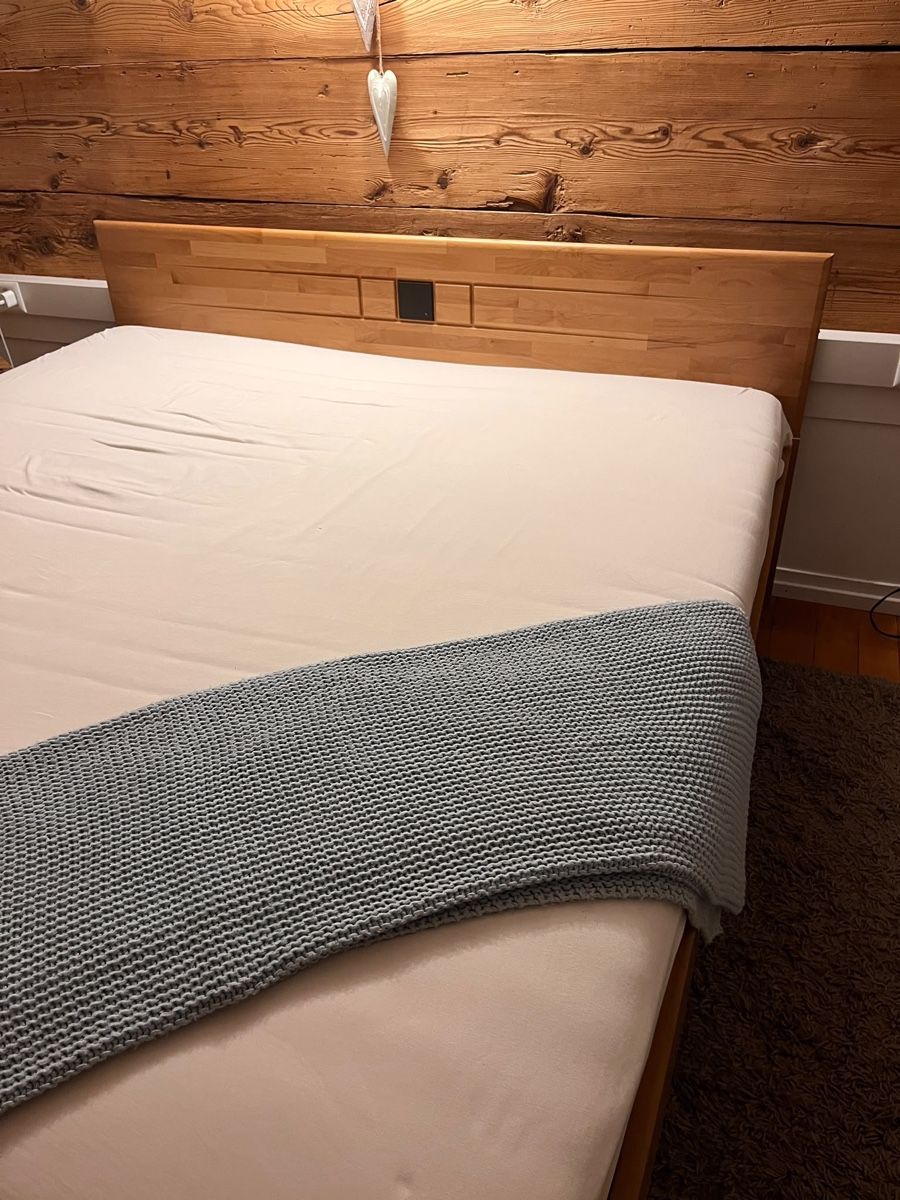 Betten: Doppelbett inlk. Matratze, Lattenrost mit Kopfteil – Gebraucht aus herisau von A.B_Handels 1