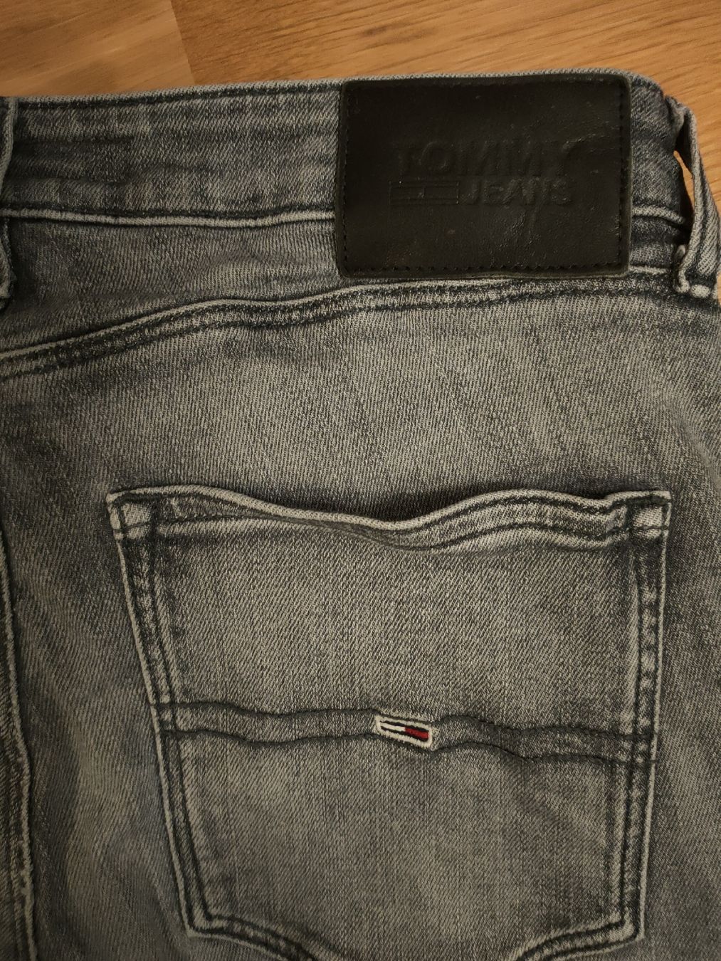 Jeans: TOMMY JEANS 27/32, schwarz/hell Damen – Usato da Russikon venduto da noahn99 3