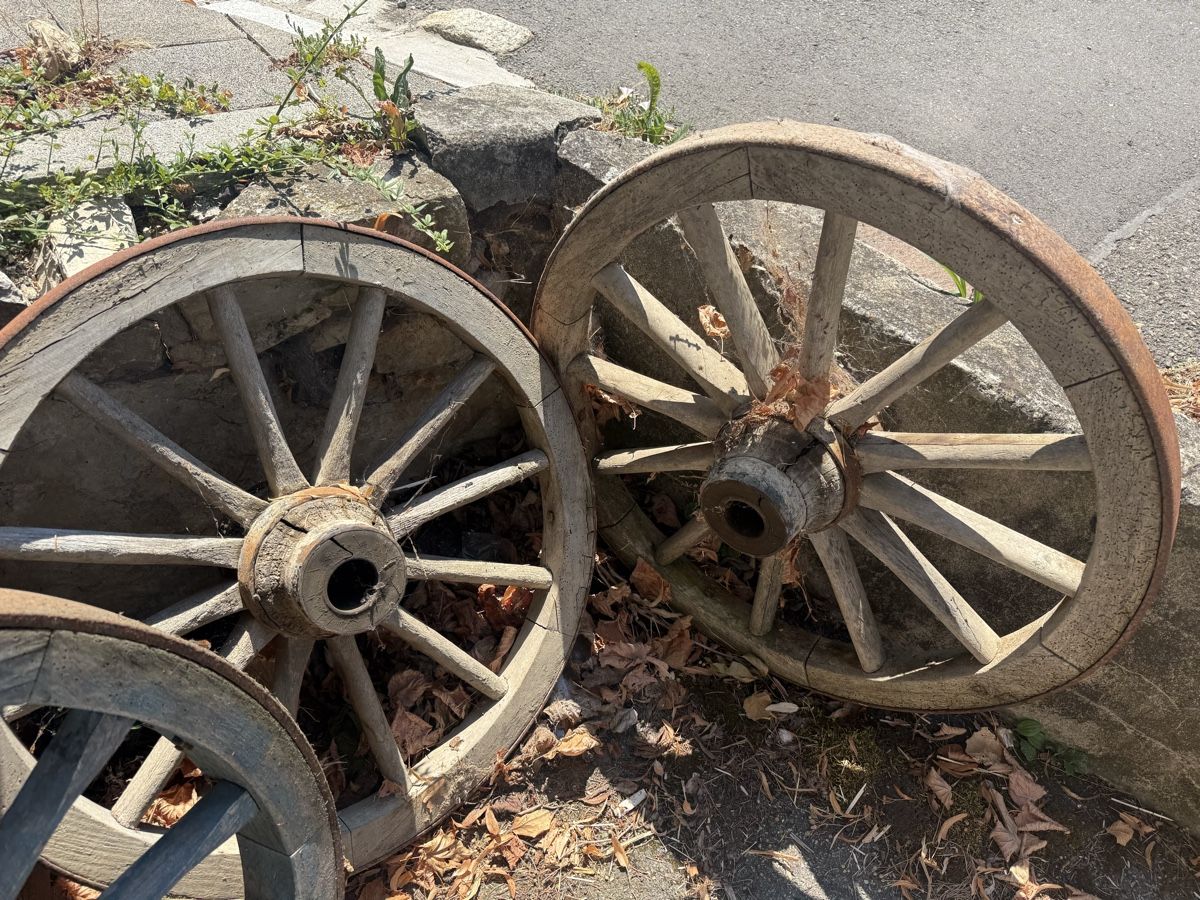 Pneus & Kompletträder: Antik Holzräder  – Gebraucht aus Bennwil von Ford5600t 1