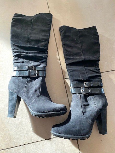 Scarpe da donna: Stiefel schwarz Gr. 36 – Usato da Sugnens venduto da freestef