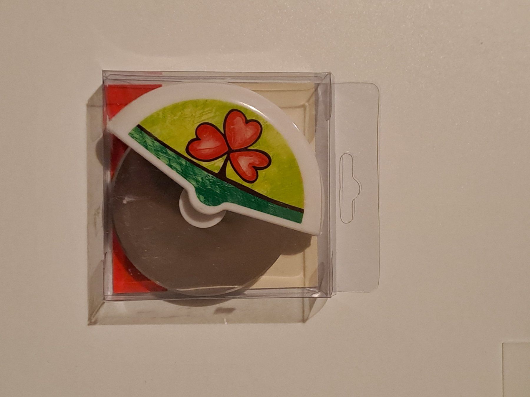 Küchenmesser: Pizzaschneider mit Glücksklee-Design- Neu+OVP – Neu und originalverpackt aus Schaffhausen von lucaalessandro