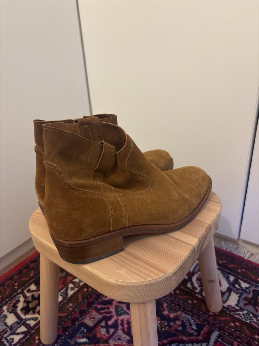 Scarpe da donna: Bottine en cuir daim – Usato da Pully venduto da miss3shai 2