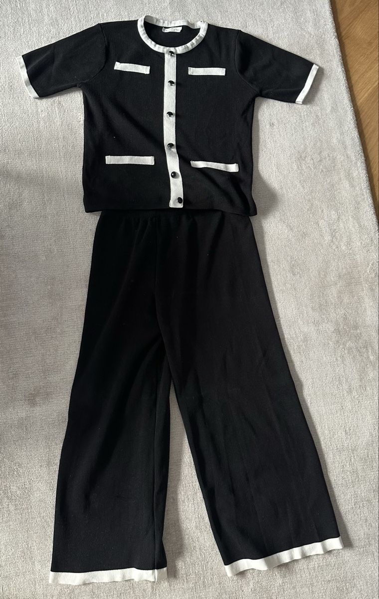 Lotti di vestiti: Black two-piece set – Nuovo (secondo la descrizione) da Zürich venduto da juz_2t2j