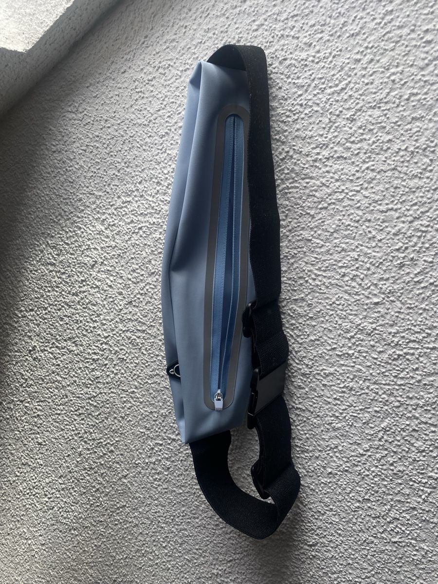 Canottiere & Pantaloni: Moderne Sling Bag in Hellblau – Neu – Nuovo (secondo la descrizione) da Rorschach venduto da Lauraq12 2